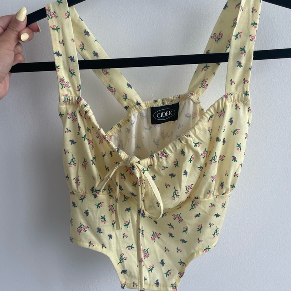 Floral knotted tank top - Picture 6 of 6